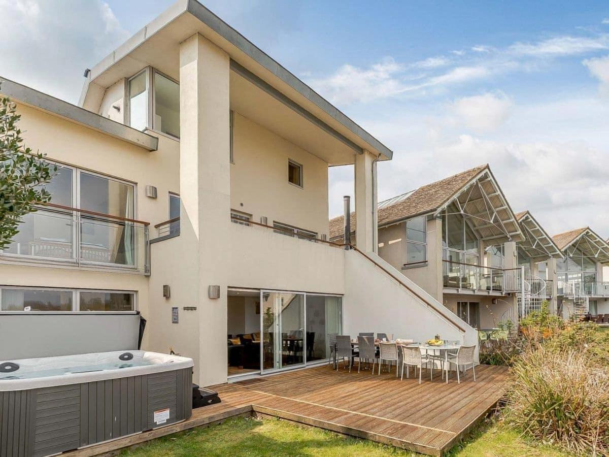 Cotswolds Lakehouse, With Hot Tub & Spa Access, Lower Mill Estate Somerford Keynes Exteriör bild