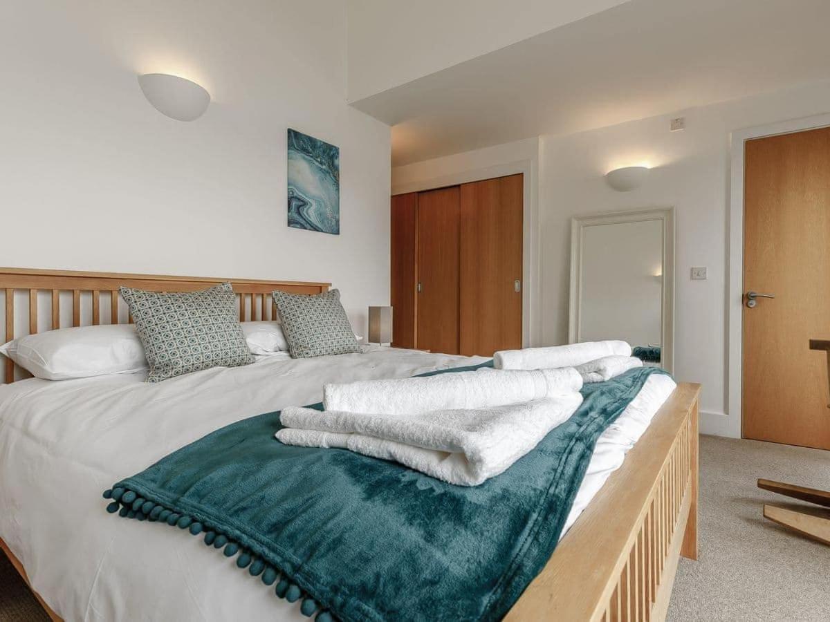 Cotswolds Lakehouse, With Hot Tub & Spa Access, Lower Mill Estate Somerford Keynes Exteriör bild
